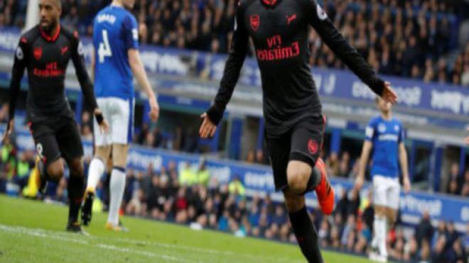 ozil celebrando un gol del arsenal everton