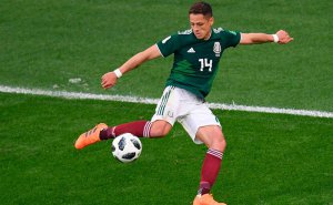 Chicharito es la referencia en ataque de México.