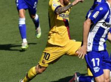 Jugada en un partido Alaves vs Barcelona de la Liga Santander