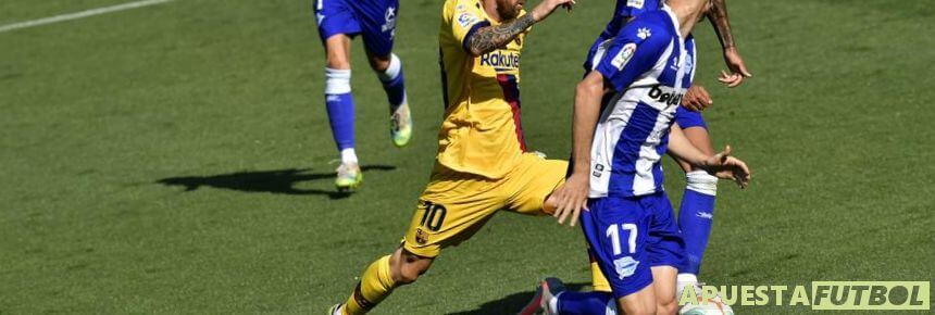 Jugada en un partido Alaves vs Barcelona de la Liga Santander