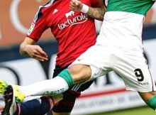 Elche y Osasuna jugando un partido de la Liga Santander