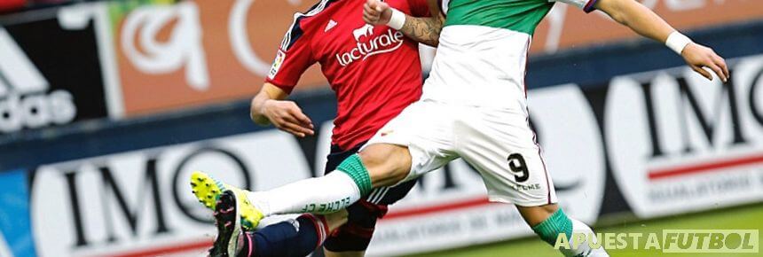 Elche y Osasuna jugando un partido de la Liga Santander