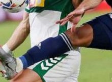 Disputa de balón entre jugadores de Celta y Elche en Liga Santander