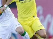 Disputa de balón entre jugadores de Elche y Villarreal