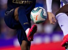 Disputa de balon de dos jugadores de Valladolid y Real Madrid