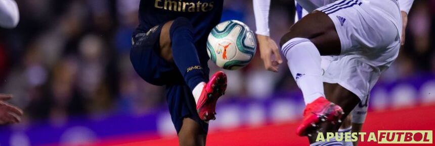 Disputa de balon de dos jugadores de Valladolid y Real Madrid