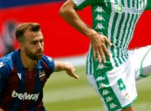 Disputa de balon entre jugadores de Betis y Levante en un partido de la Liga Santander