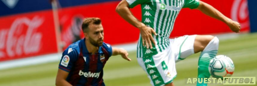 Disputa de balon entre jugadores de Betis y Levante en un partido de la Liga Santander