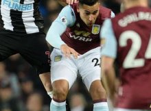 Jugadores de Newcastle y Aston Villa disputan un balón aéreo en un partido de la Premier League