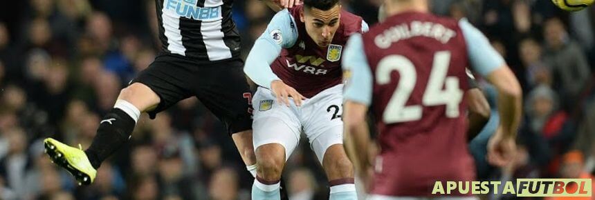Jugadores de Newcastle y Aston Villa disputan un balón aéreo en un partido de la Premier League