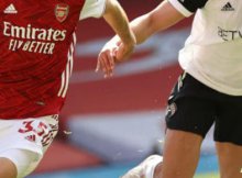 Jugadores de Arsenal y Everton disputan un balon de la Premier League