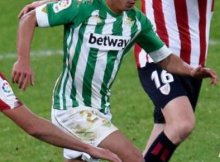 Jugadores de Betis y Athletic de Bilbao disputan un partido de Liga Santander