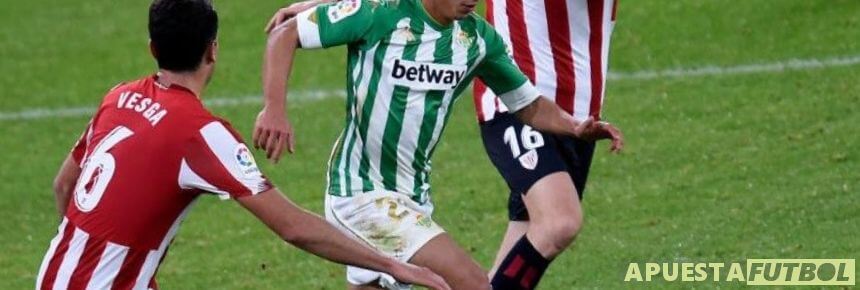 Jugadores de Betis y Athletic de Bilbao disputan un partido de Liga Santander