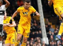 Disputa de balon aéreo de Premier League en un partido entre Fulham y Wolves
