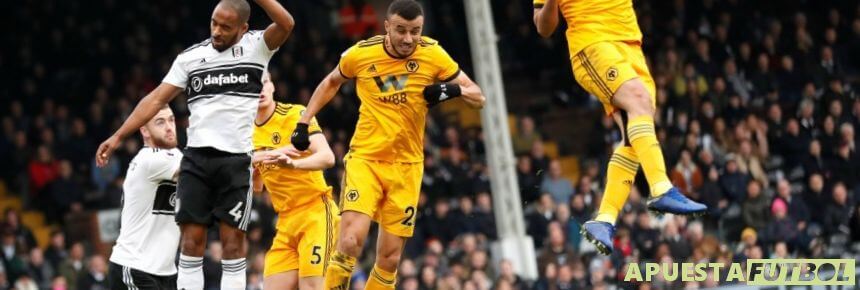 Disputa de balon aéreo de Premier League en un partido entre Fulham y Wolves