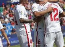 Jugadores del Sevilla celebran un gol en un partido de la Liga Santander