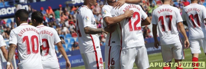 Jugadores del Sevilla celebran un gol en un partido de la Liga Santander