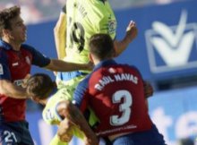 Osasuna y Getafe disputan un balón parado en un partido de la Liga Santander