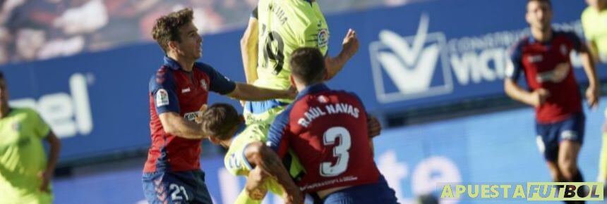 Osasuna y Getafe disputan un balón parado en un partido de la Liga Santander