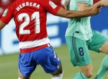 Disputa de balón de jugadores de Real Madrid y Granada en el estadio de Los Cármenes