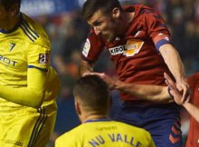 Disputa de balón entre jugadores de Osasuna y Cadiz en Liga Santander