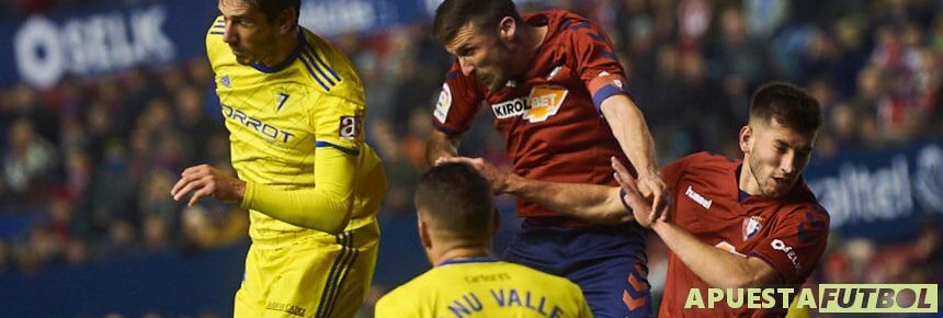 Disputa de balón entre jugadores de Osasuna y Cadiz en Liga Santander