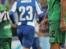 Jugadores de Elche y Espanyol disputan un balón en un partido de la temporada anterior