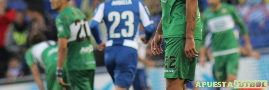 Jugadores de Elche y Espanyol disputan un balón en un partido de la temporada anterior