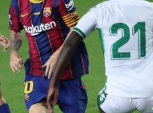 dos jugadores de barcelona frente a uno del elche en partido de liga santander