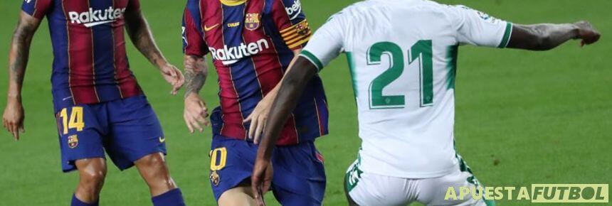 dos jugadores de barcelona frente a uno del elche en partido de liga santander