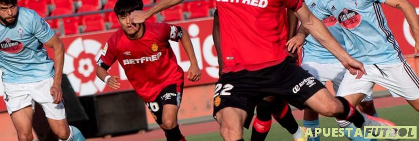 Jugadores de Mallorca y Celta de Vigo en un partido de Liga Santander
