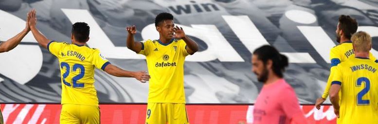 jugadores del cadiz celebran la victoria frente al Real Madrid en 2020