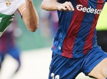 Jugadores de Elche y Levante en un partido de Liga Santander