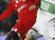 Enfrentamiento entre jugadores de Sevilla y Elche en un partido de Liga Santander