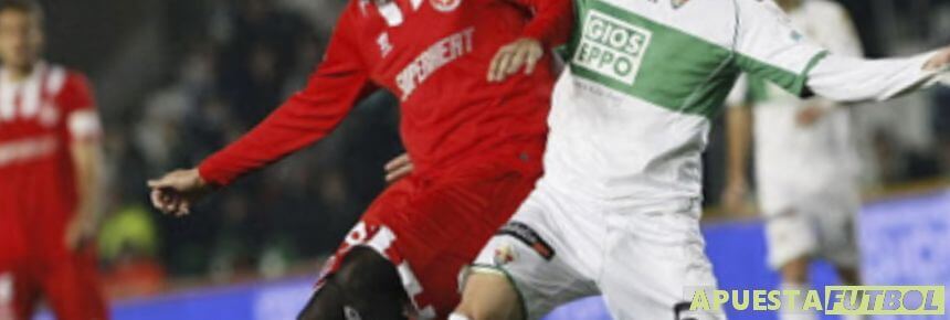 Enfrentamiento entre jugadores de Sevilla y Elche en un partido de Liga Santander