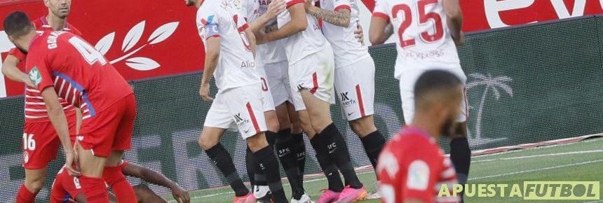 Jugadores de Sevilla y Granada en un partido de Liga