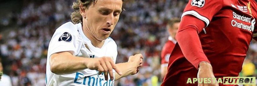 Luka Modric en un partido entre Real Madrid y Liverpool de Champions League