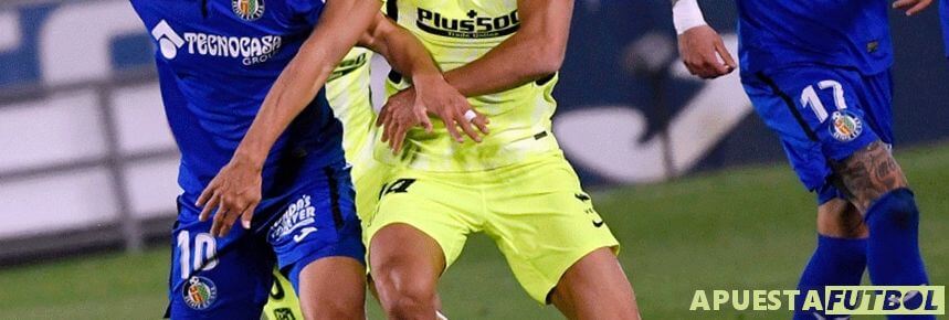 Jugadores de Getafe y Atlético de Madrid en un partido de Liga Santander en el Coliseum Alfonso Perez