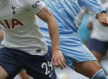 Jugadores de City y Tottenham en un partido de premier