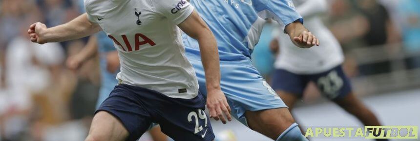 Jugadores de City y Tottenham en un partido de premier